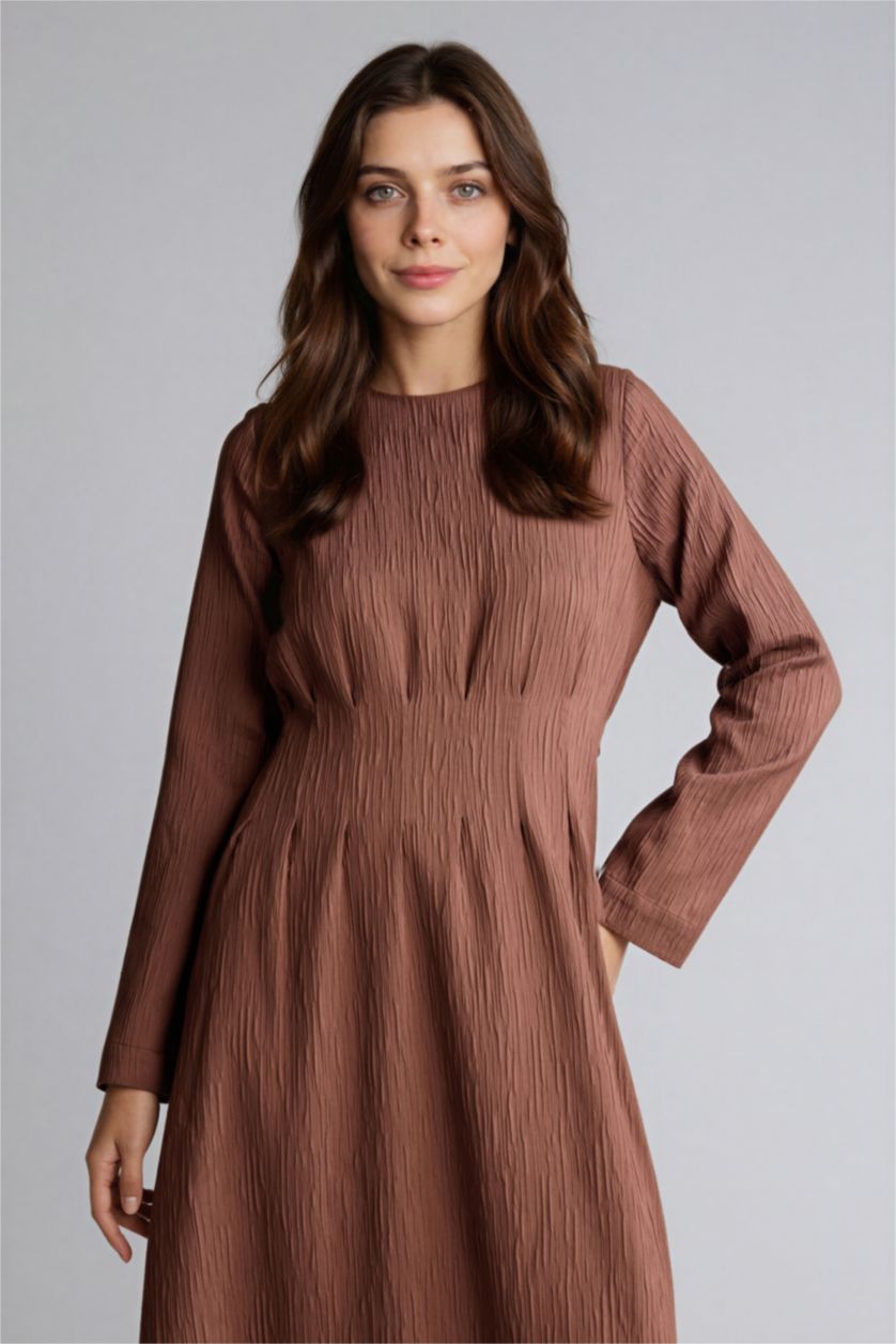 حريمي بني فستان بكم من قماش كرنكيل بياقة مستديرة