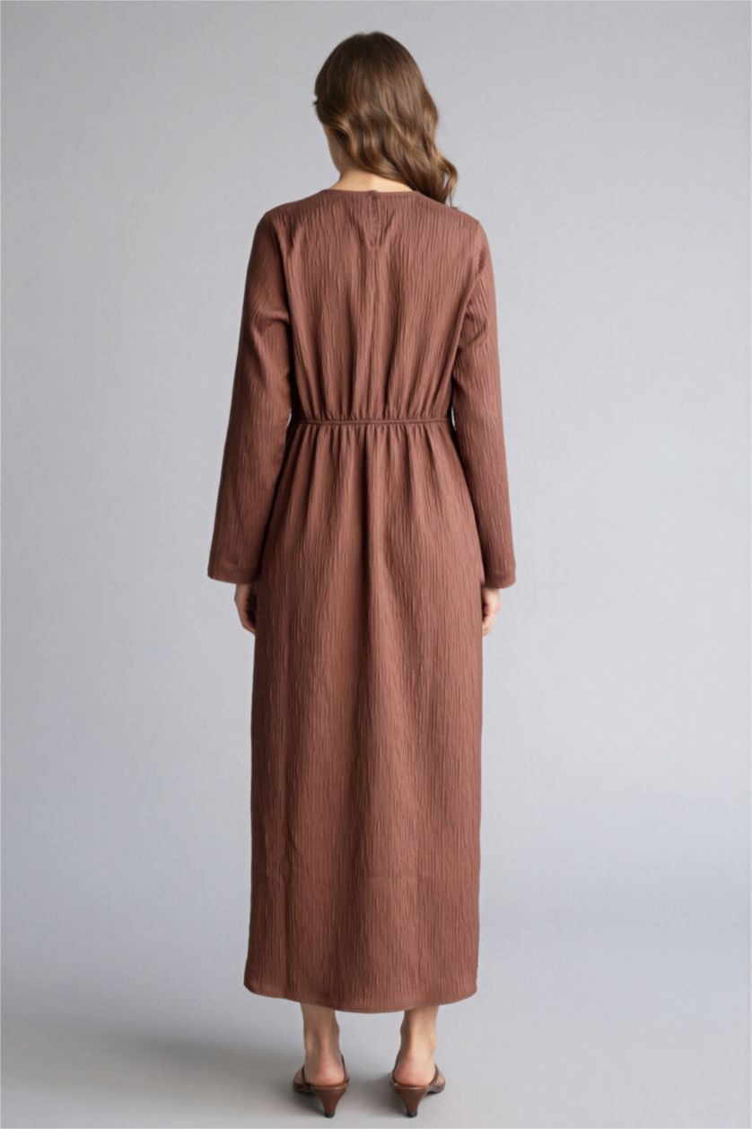 حريمي بني فستان بكم من قماش كرنكيل بياقة مستديرة