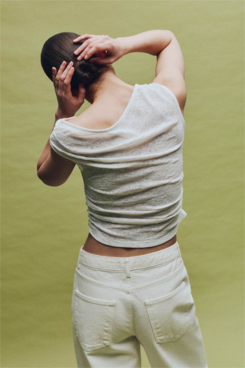 WOMAN White تيشيرت مخصر مضلع بياقة عريضة