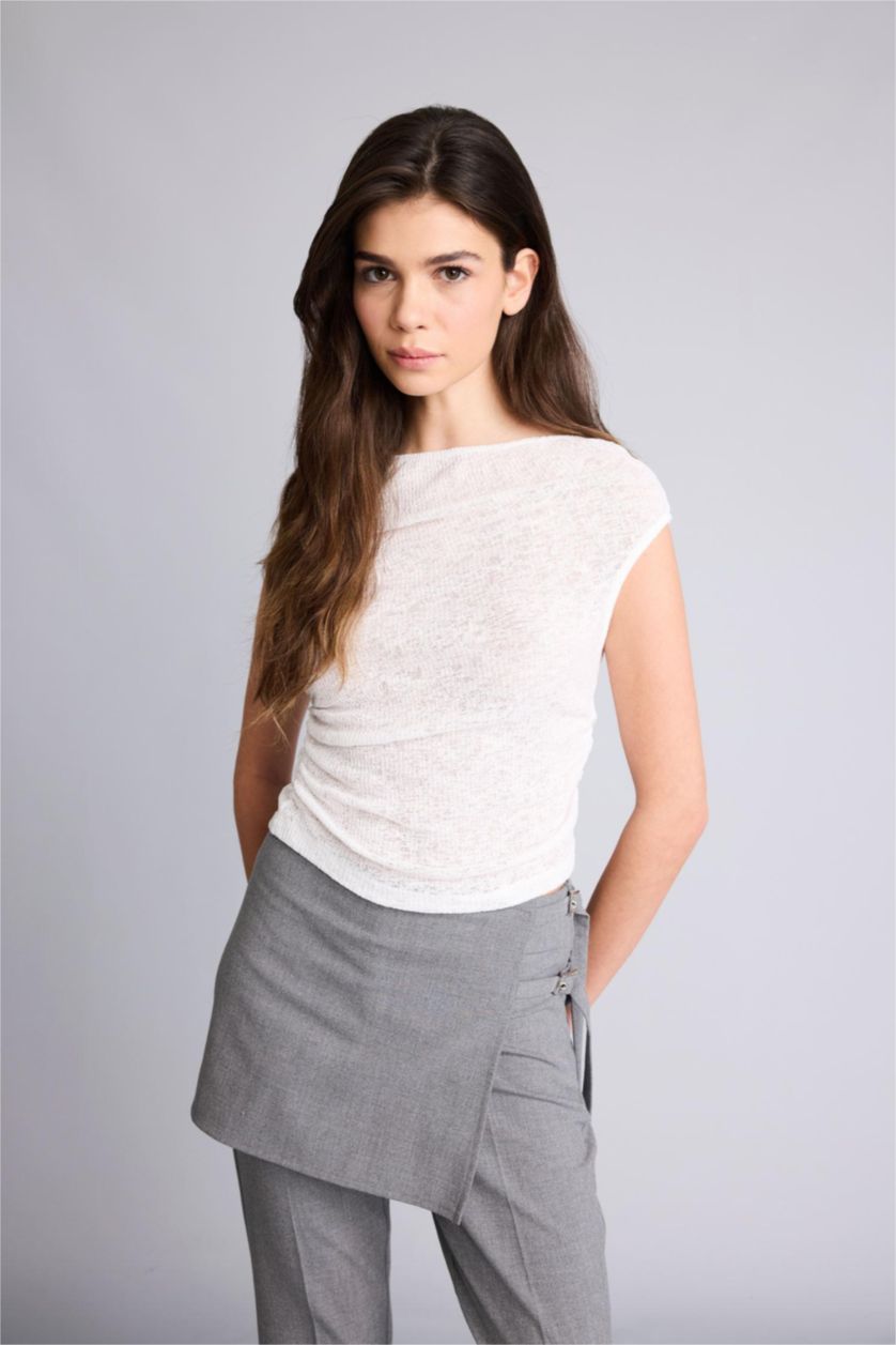 WOMAN White تيشيرت مخصر مضلع بياقة عريضة