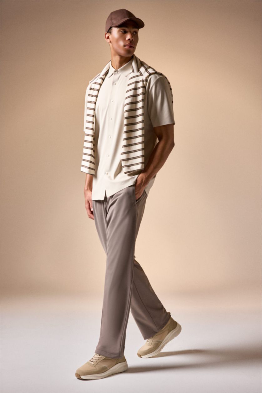 رجال اللون الرملي Standard Fit Silk Short Sleeve Shirt