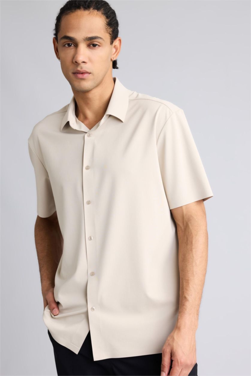 رجال اللون الرملي Standard Fit Silk Short Sleeve Shirt