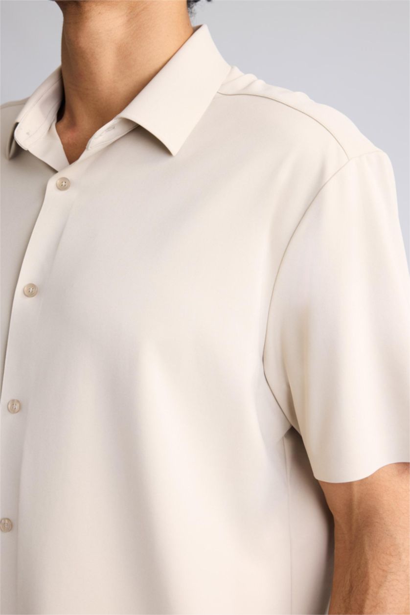 رجال اللون الرملي Standard Fit Silk Short Sleeve Shirt