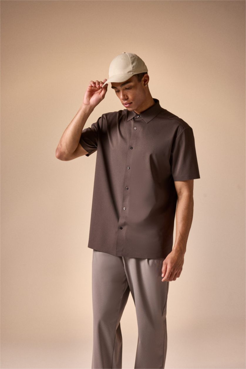 رجال بني Standard Fit Silk Short Sleeve Shirt