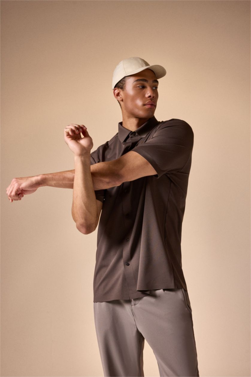 رجال بني Standard Fit Silk Short Sleeve Shirt
