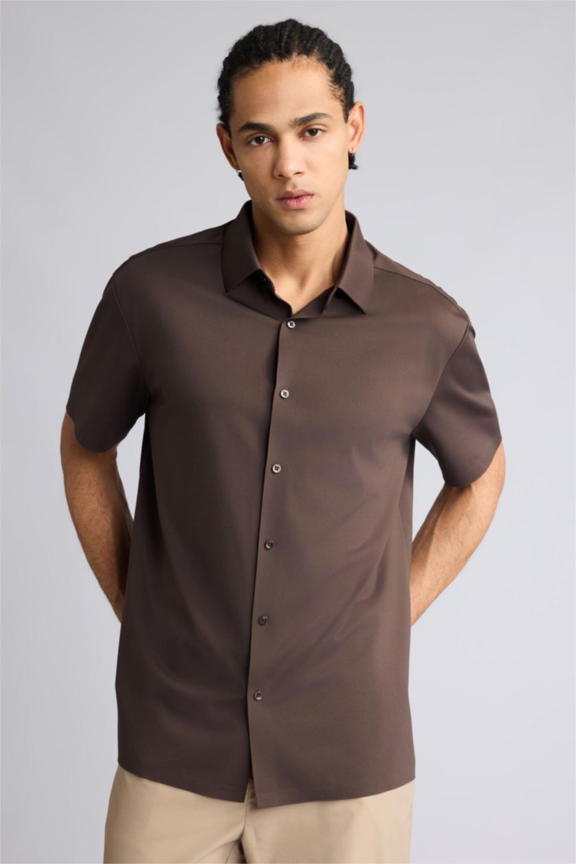رجال بني Standard Fit Silk Short Sleeve Shirt