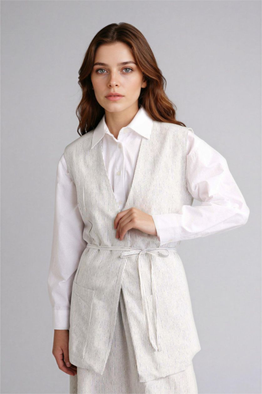 نساء بيج فاتح Regular Fit V-Neck Striped Linen Blended Vest