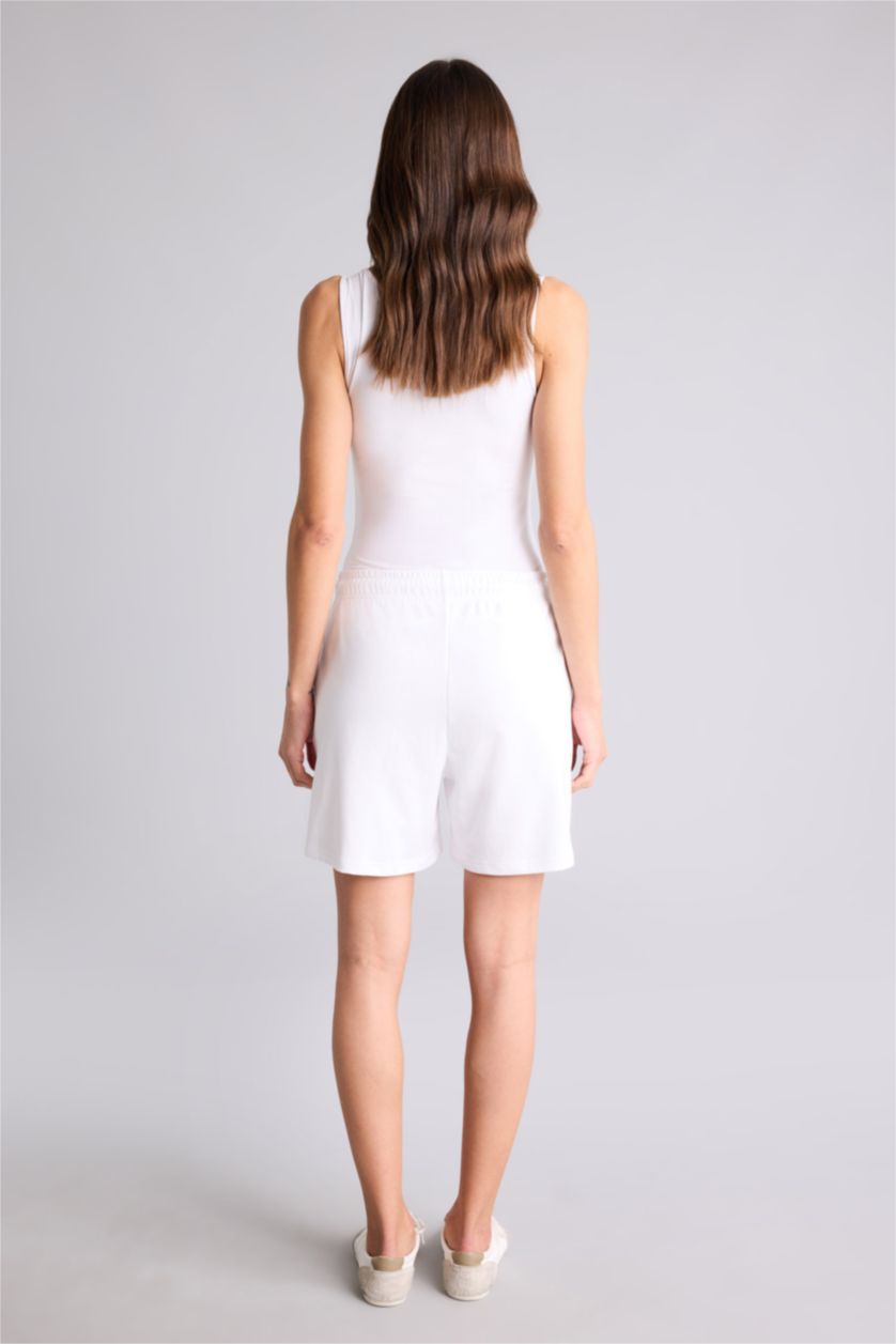 نساء أبيض شورت برمودا بيزك