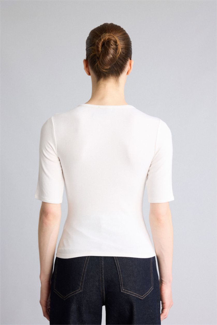 Woman White Slim Fit Crew Neck Short Sleeve T-Shirt