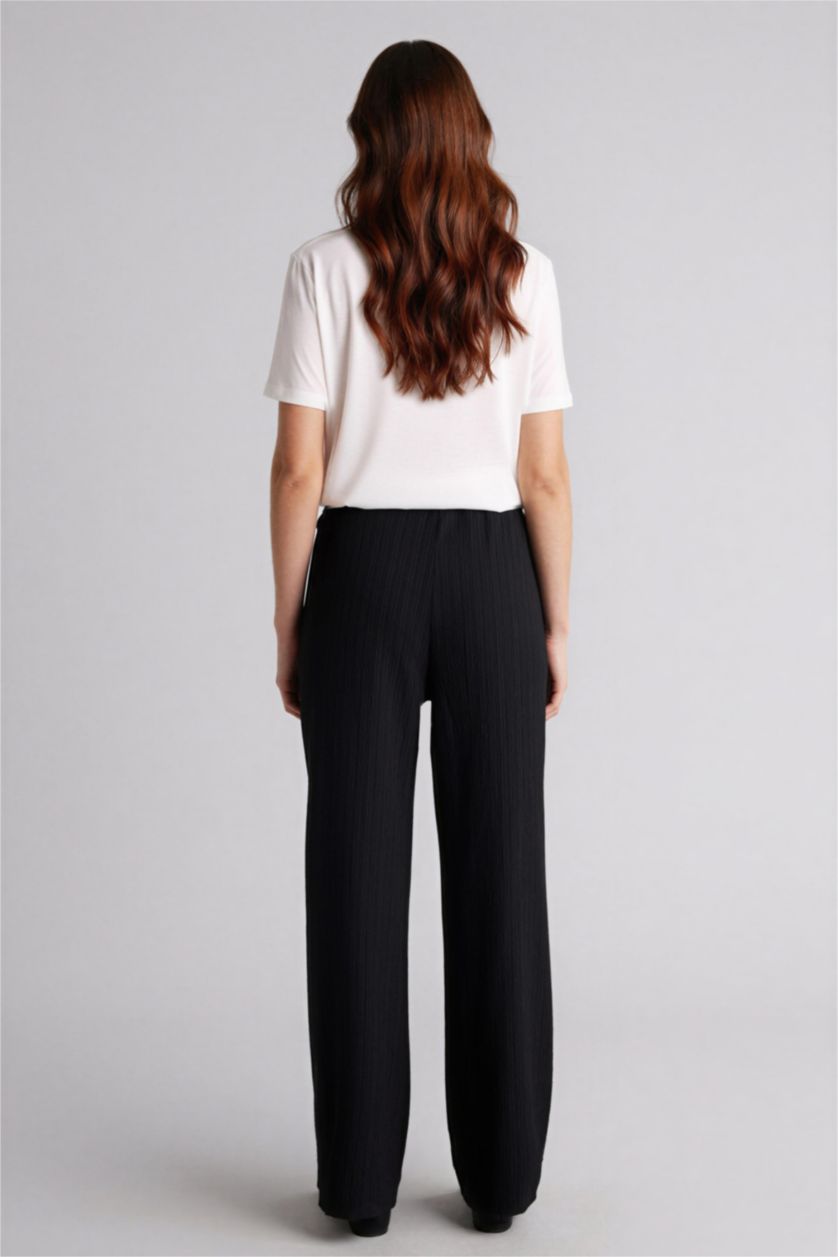 Kadın Siyah Regular Fıt Düz Paça Gofre Dokulu Pantolon