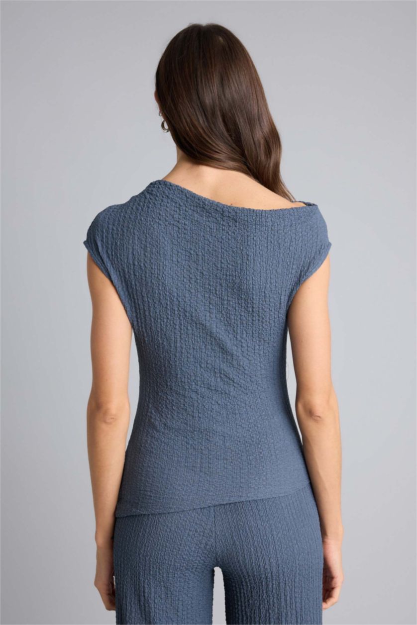 Woman Light Indigo تيشيرت نص ردن سليم فيت بكتف واحد