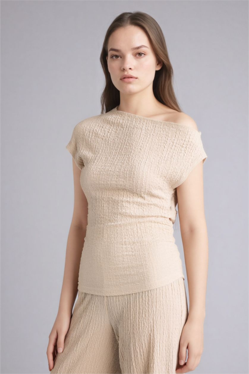 FEMME Beige T-shirt froissé à une épaule Coupe slim