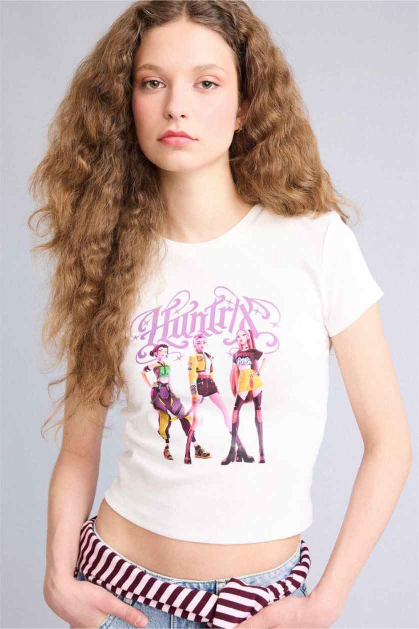 حريمي اوف وايت تيشيرت مخصر سليم فيت من Kpop - Demon Hunters