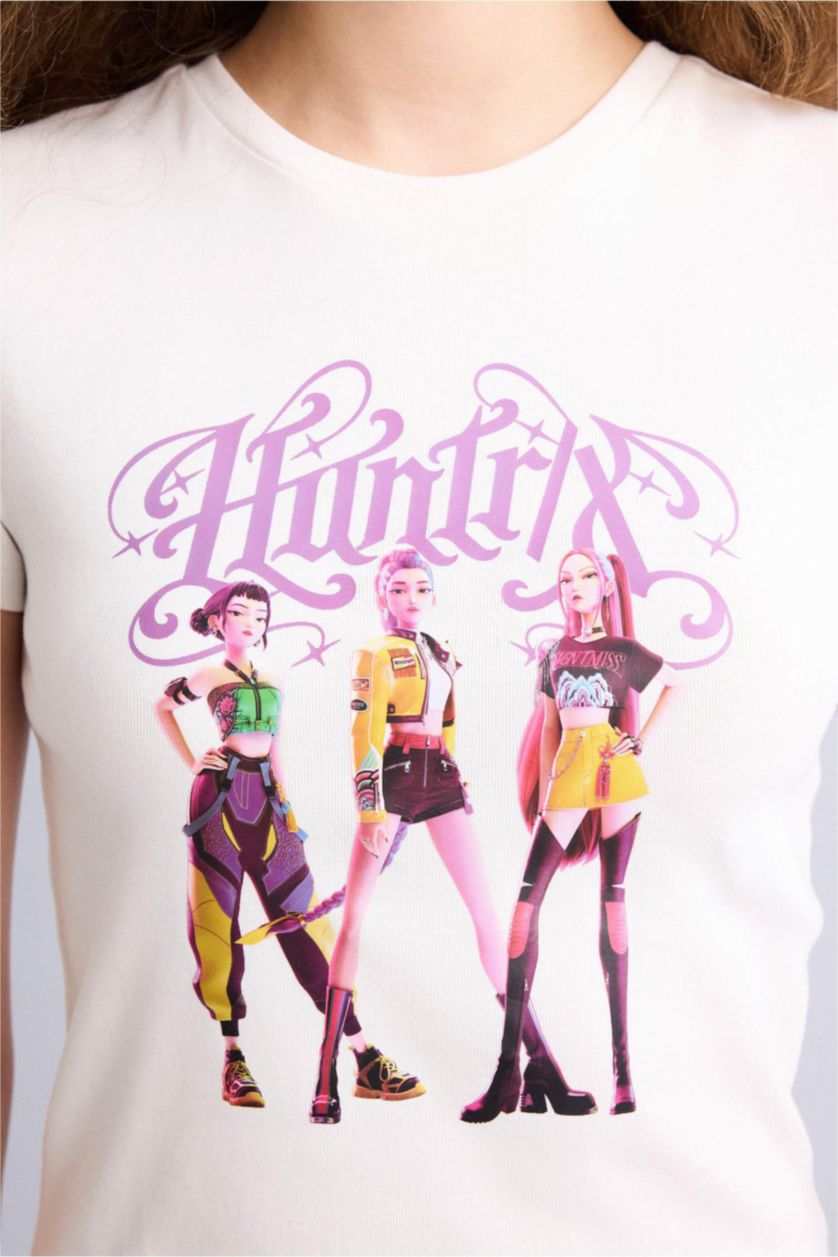 حريمي اوف وايت تيشيرت مخصر سليم فيت من Kpop - Demon Hunters