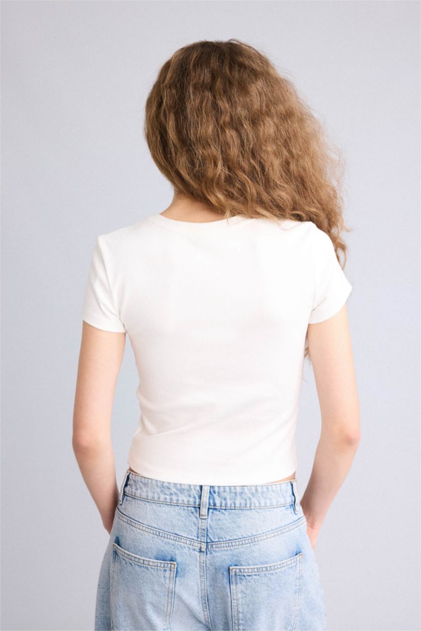 حريمي اوف وايت تيشيرت مخصر سليم فيت من Kpop - Demon Hunters