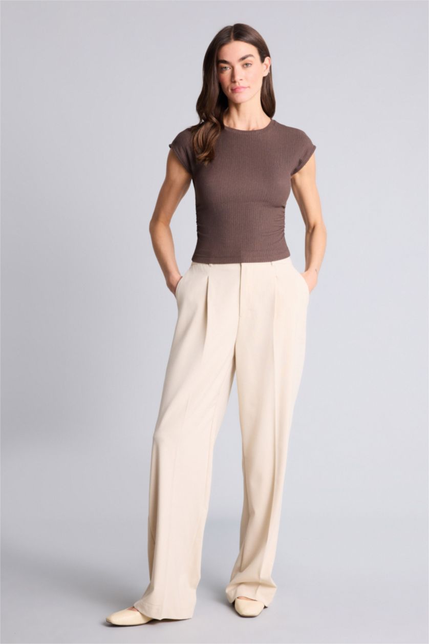 Женщины Коричневый Футболка Slim Fit из ткани букле с круглым вырезом и коротким рукавом