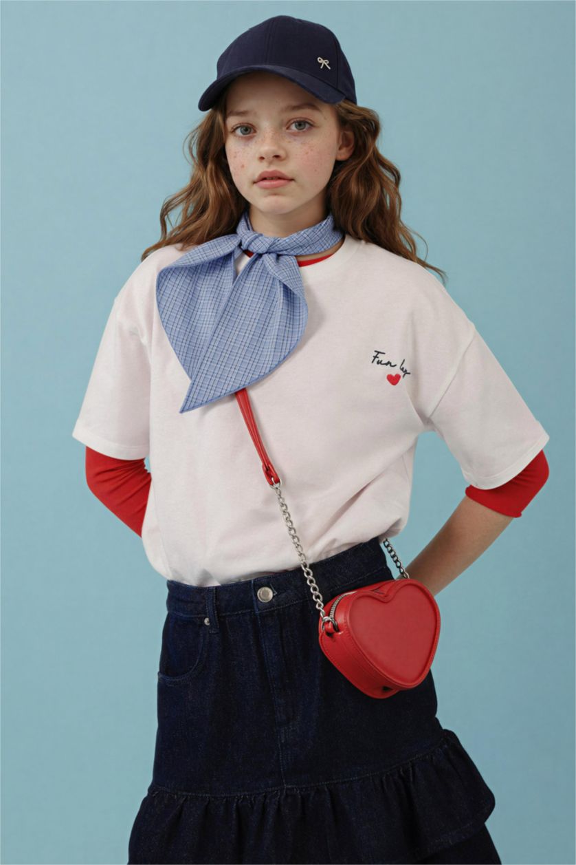 بنات بيج فاتح تيشيرت بناتي نص ردن بطبعة شعار قصة مريحة