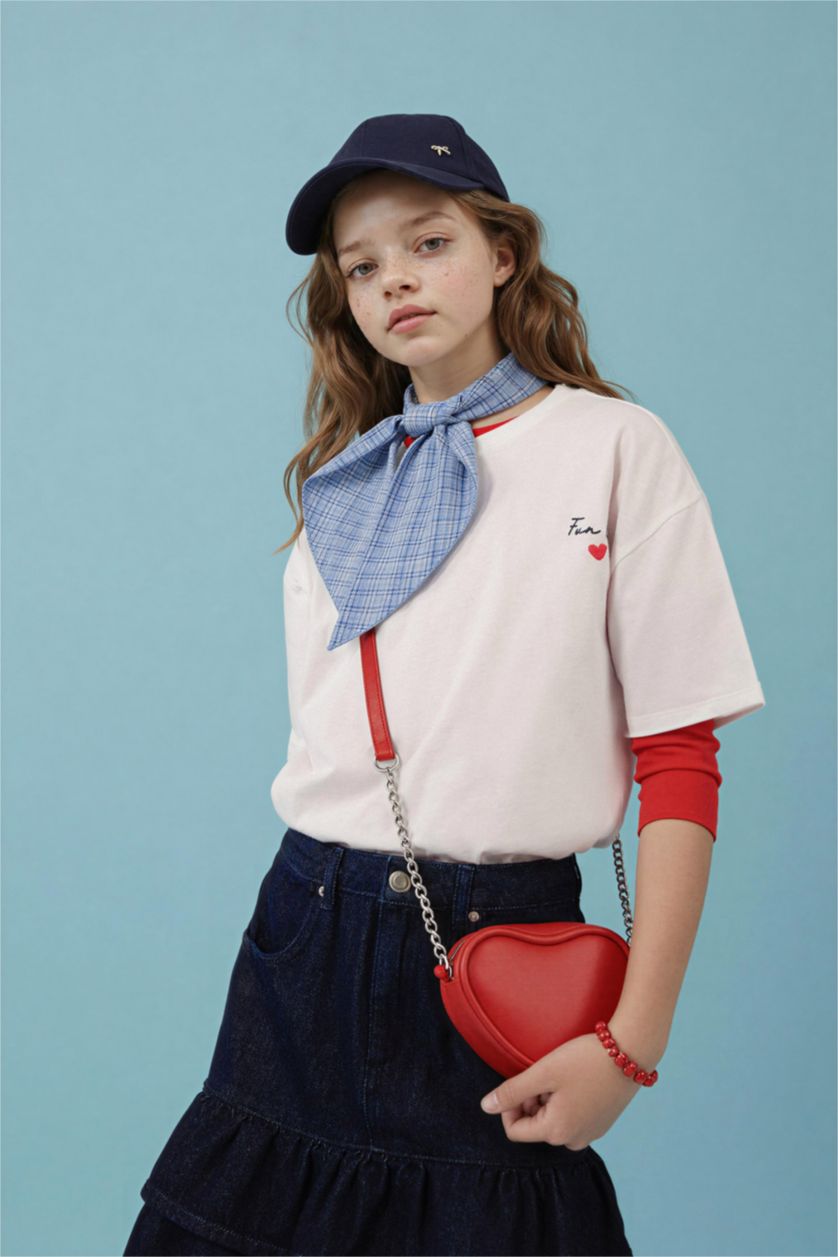 بنات بيج فاتح تيشيرت بناتي نص ردن بطبعة شعار قصة مريحة