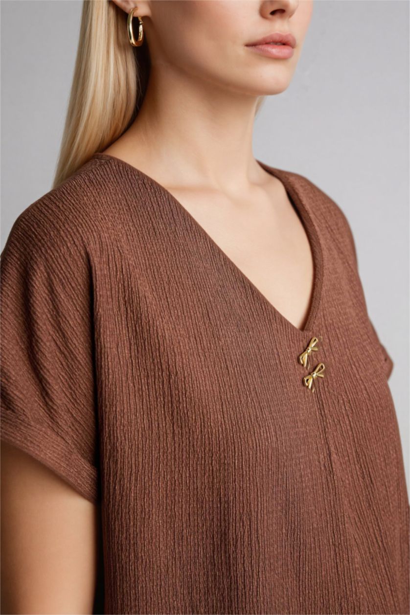 Kadın Kahve Regular Fıt V Yaka Bürümcük Kısa Kollu Tişört