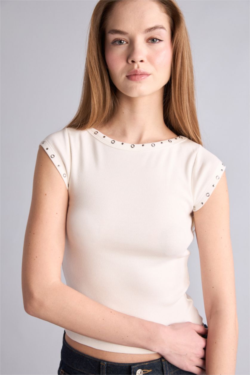 Kadın Kırık Beyaz Fıtted Kayık Yaka Kaşkorse Tişört