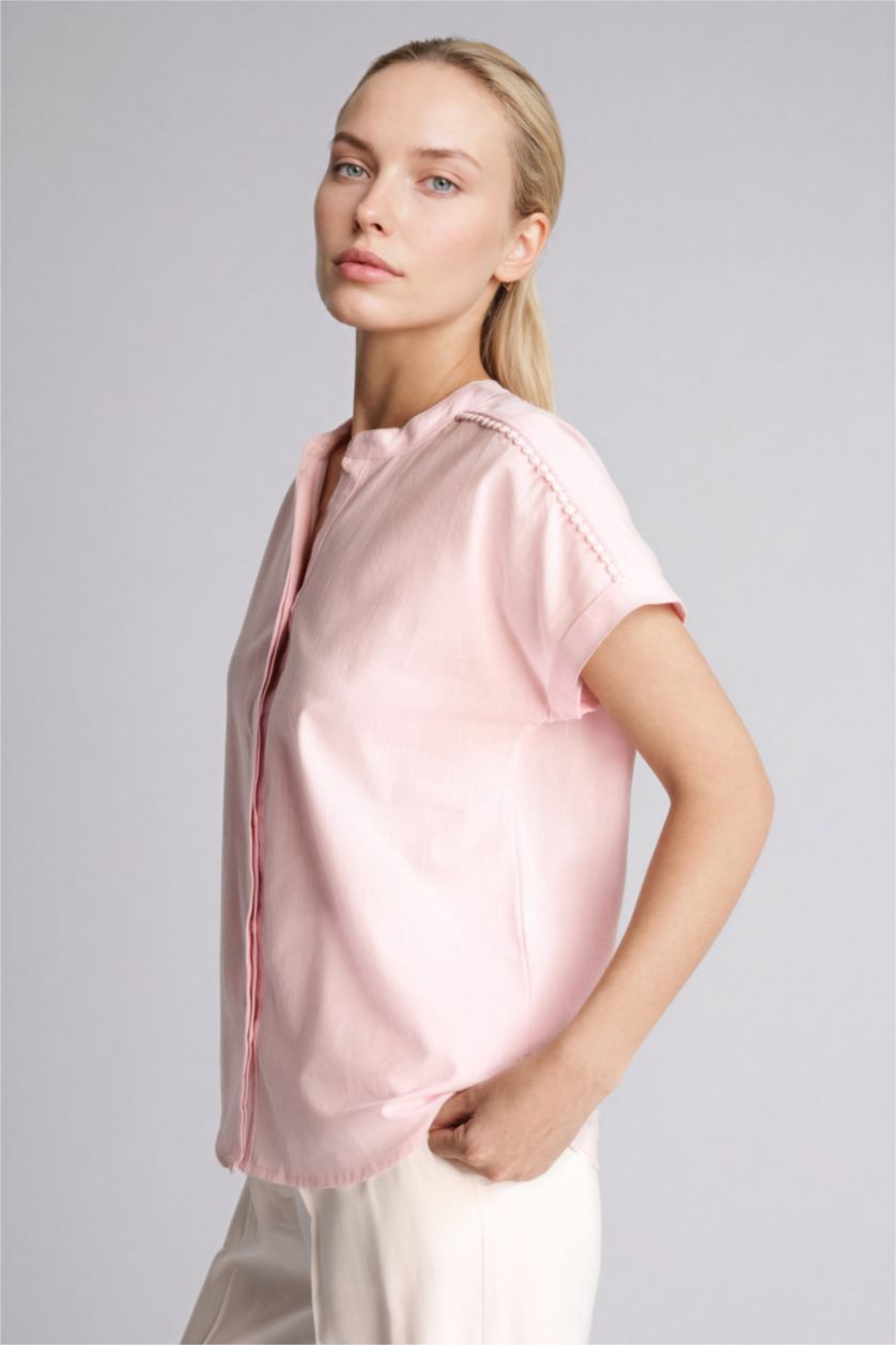 Kadın Açık Pembe Regular Fıt Bisiklet Yaka Flamlı Pamuk Kısa Kollu Gömlek