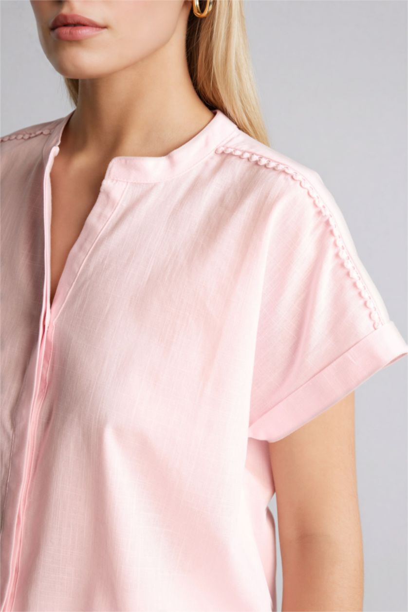 Kadın Açık Pembe Regular Fıt Bisiklet Yaka Flamlı Pamuk Kısa Kollu Gömlek