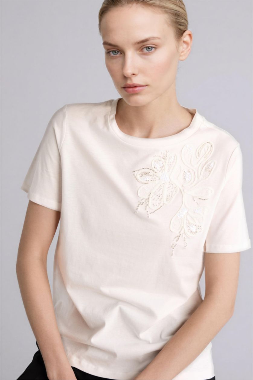 Kadın Kırık Beyaz Regular Fıt Penye Kısa Kollu Tişört