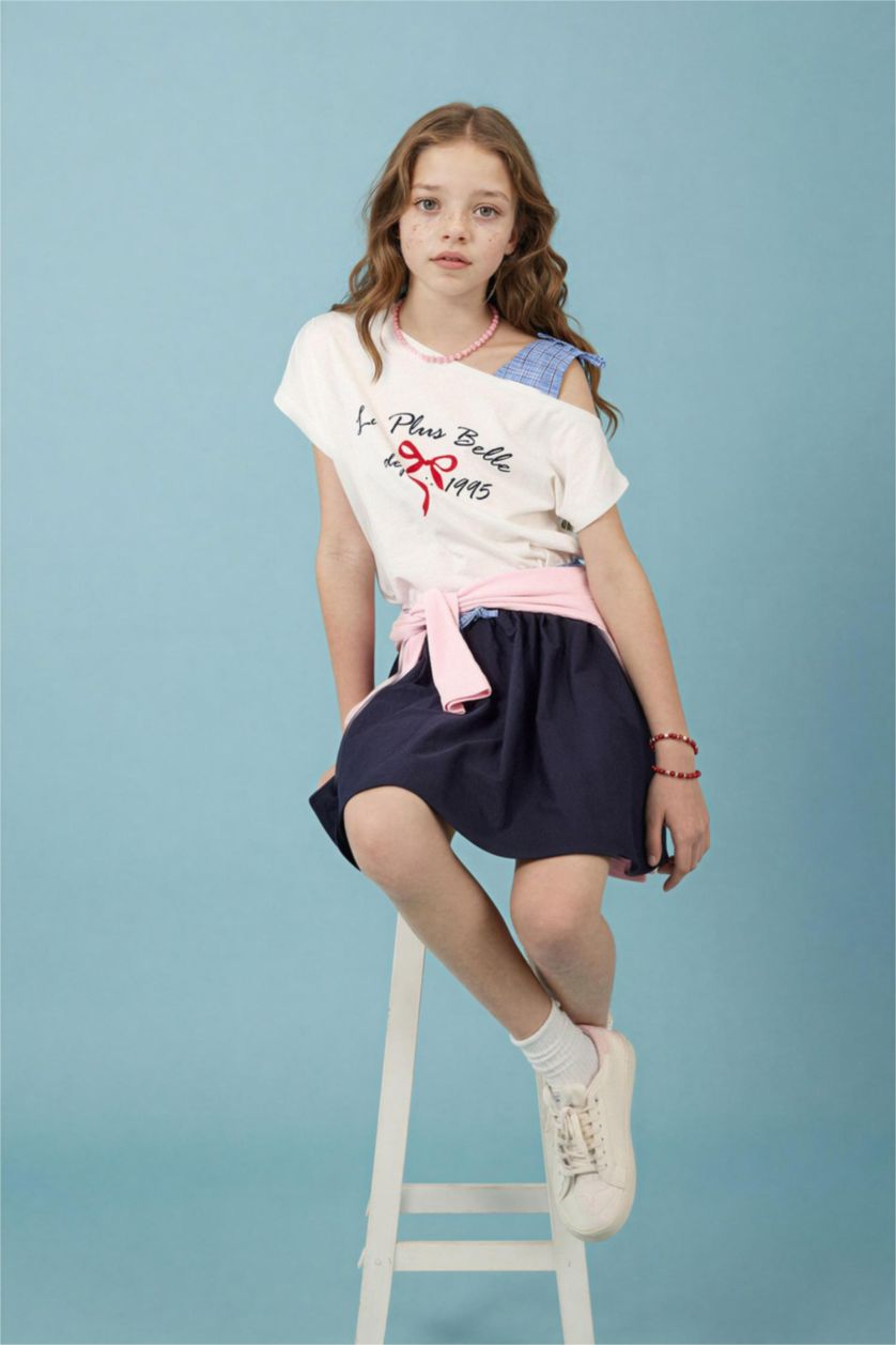 بنات بيج فاتح تيشيرت بناتي نص ردن بطبعة شعار بكتف مفتوح