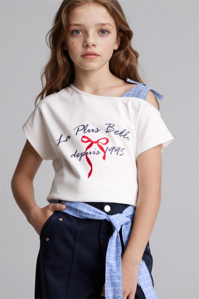 بنات بيج فاتح تيشيرت بناتي نص ردن بطبعة شعار بكتف مفتوح