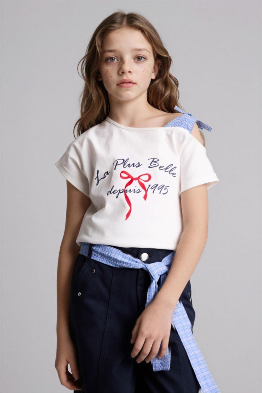 بنات بيج فاتح تيشيرت بناتي نص ردن بطبعة شعار بكتف مفتوح