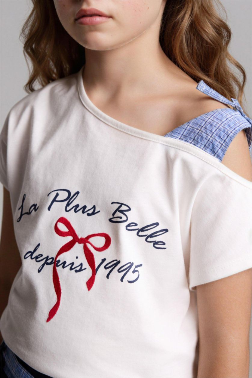 بنات بيج فاتح تيشيرت بناتي نص ردن بطبعة شعار بكتف مفتوح