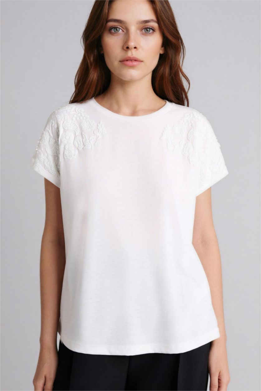Kadın Ekru Bisiklet Yaka Çiçekli Kısa Kollu Tişört