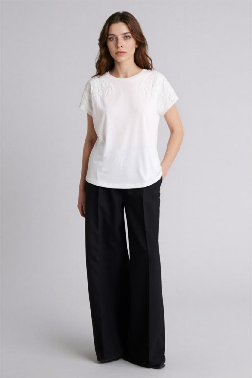 Kadın Ekru Bisiklet Yaka Çiçekli Kısa Kollu Tişört