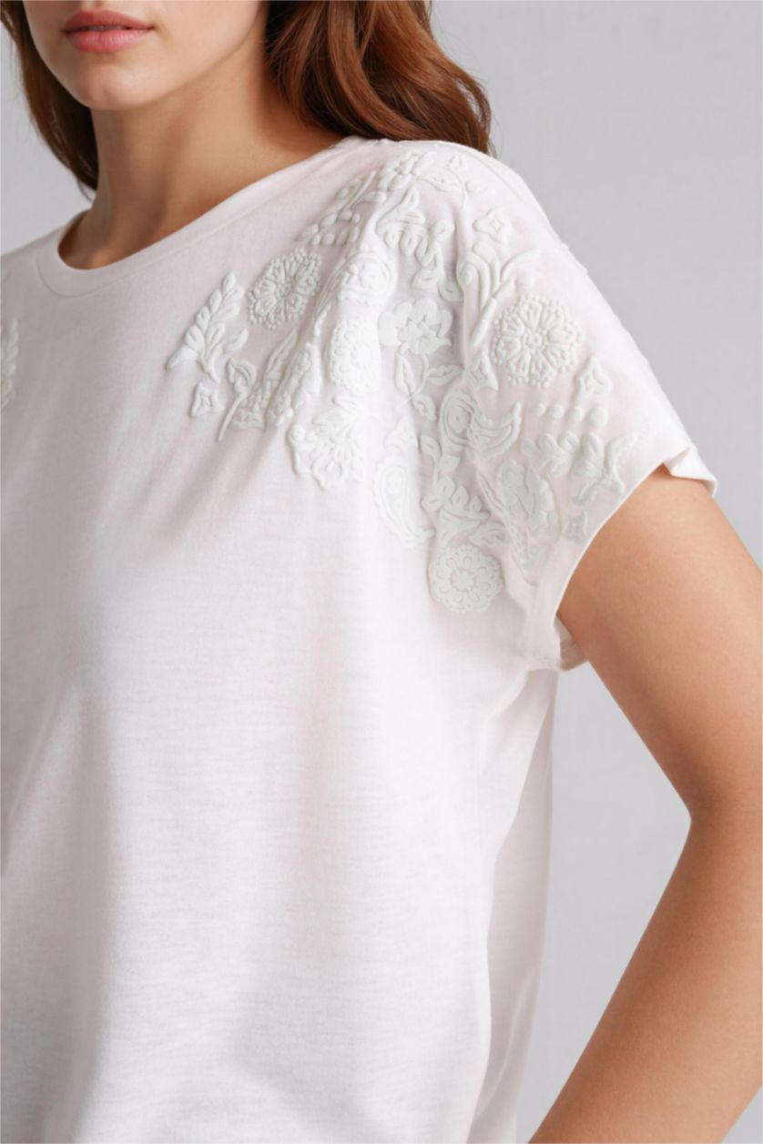Kadın Ekru Bisiklet Yaka Çiçekli Kısa Kollu Tişört