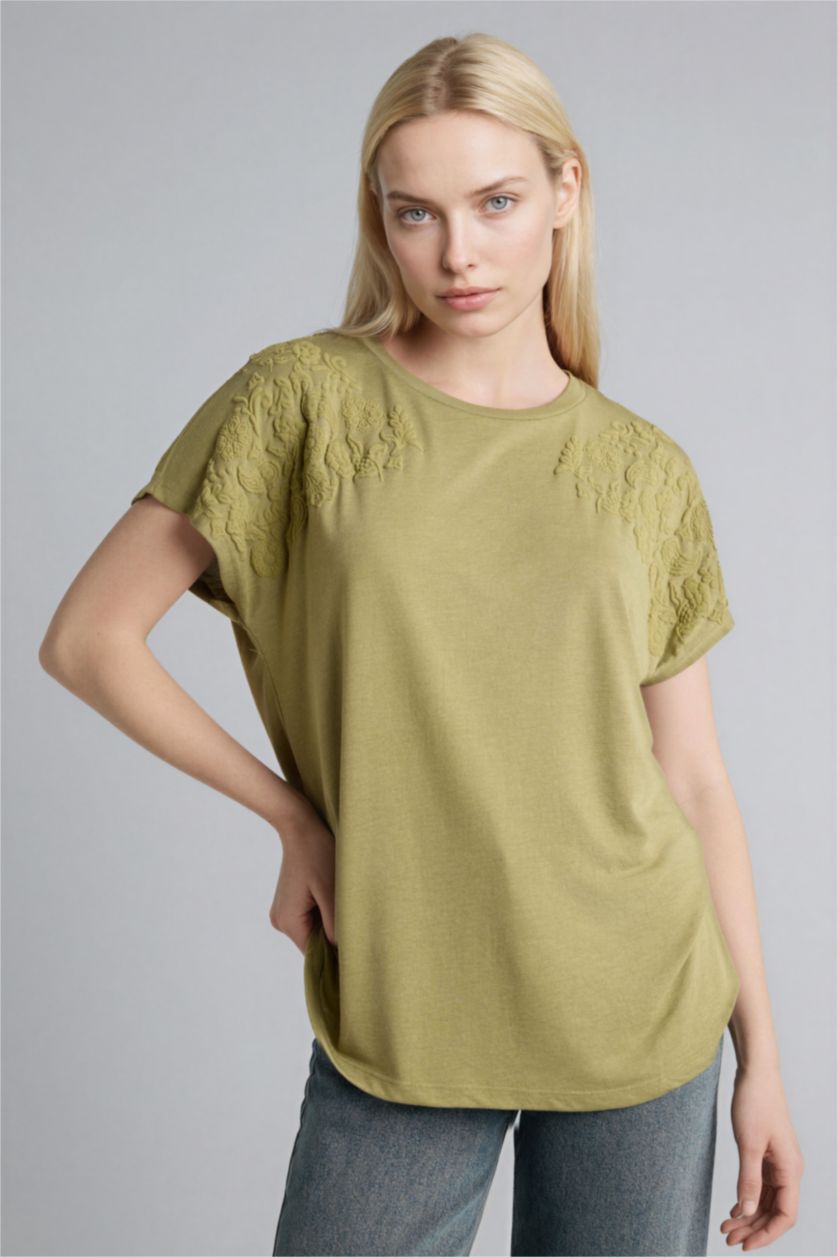 Kadın Zeytin Yeşili Bisiklet Yaka Çiçekli Kısa Kollu Tişört