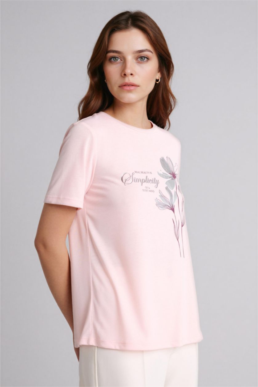 Kadın Pembe Relax Fıt Bisiklet Yaka Çiçekli Kısa Kollu Tişört