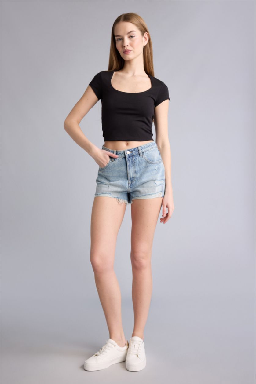 Kadın Siyah Fıtted U Yaka Kısa Kollu Tişört