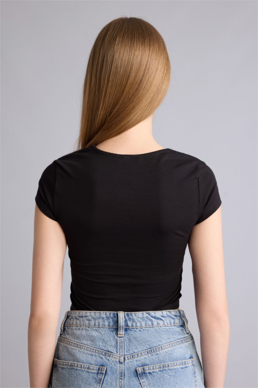 Kadın Siyah Fıtted U Yaka Kısa Kollu Tişört