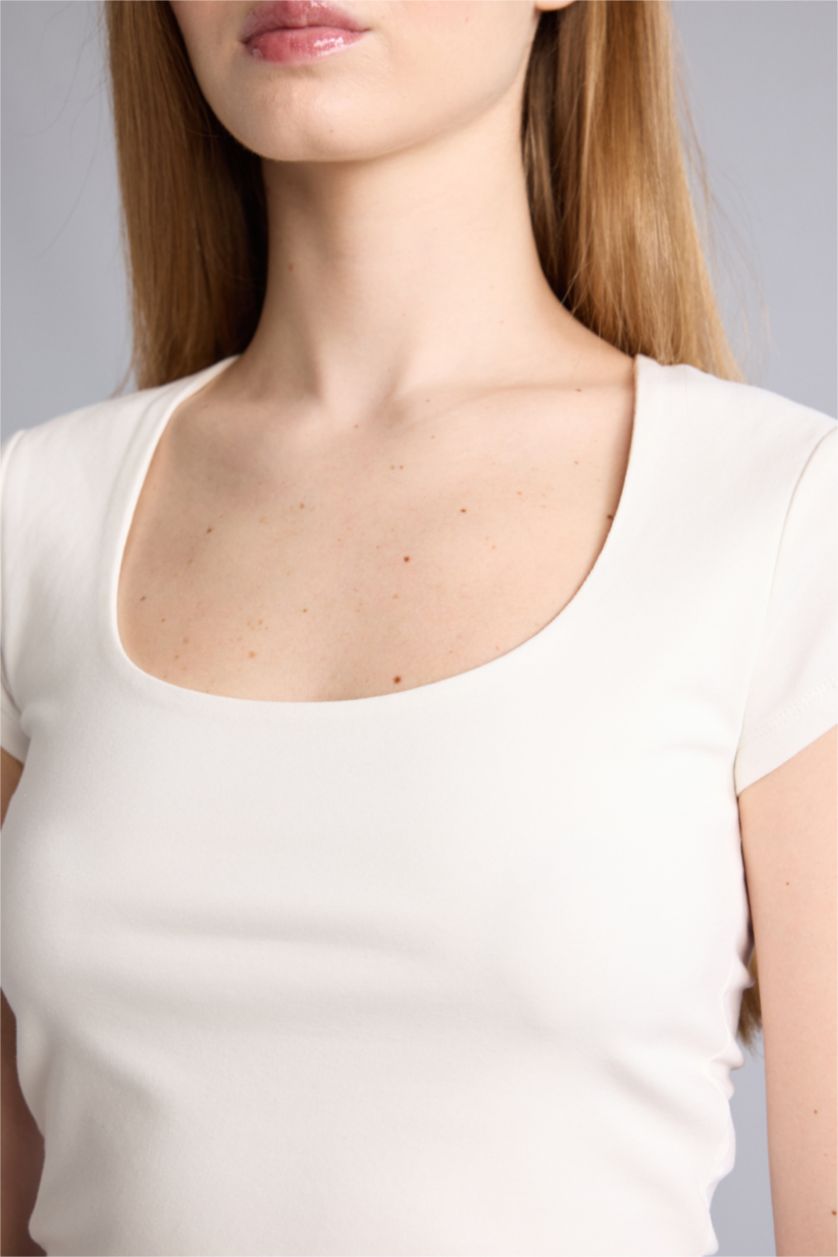 Kadın Kırık Beyaz Fıtted U Yaka Kısa Kollu Tişört