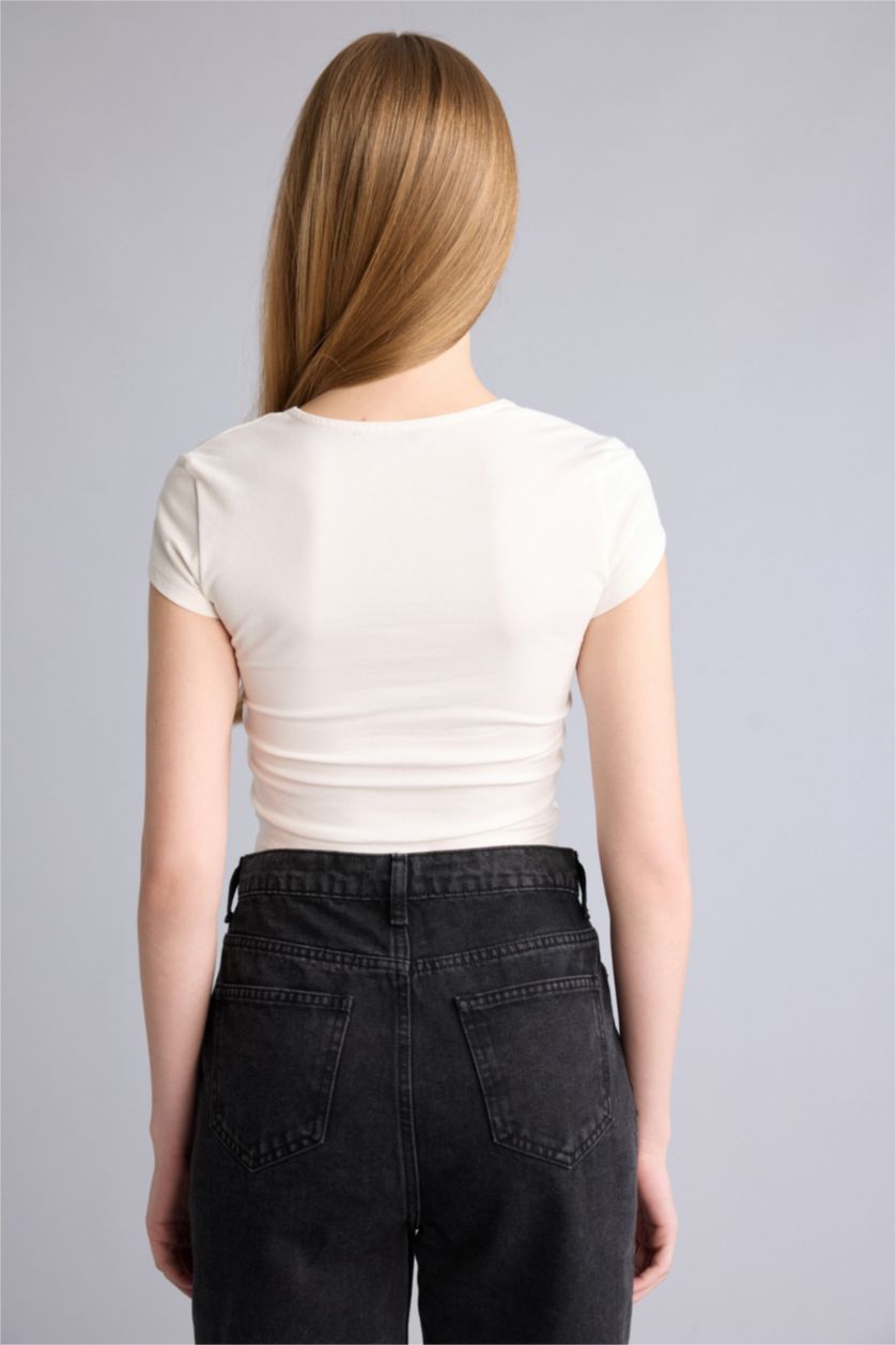 Kadın Kırık Beyaz Fıtted U Yaka Kısa Kollu Tişört