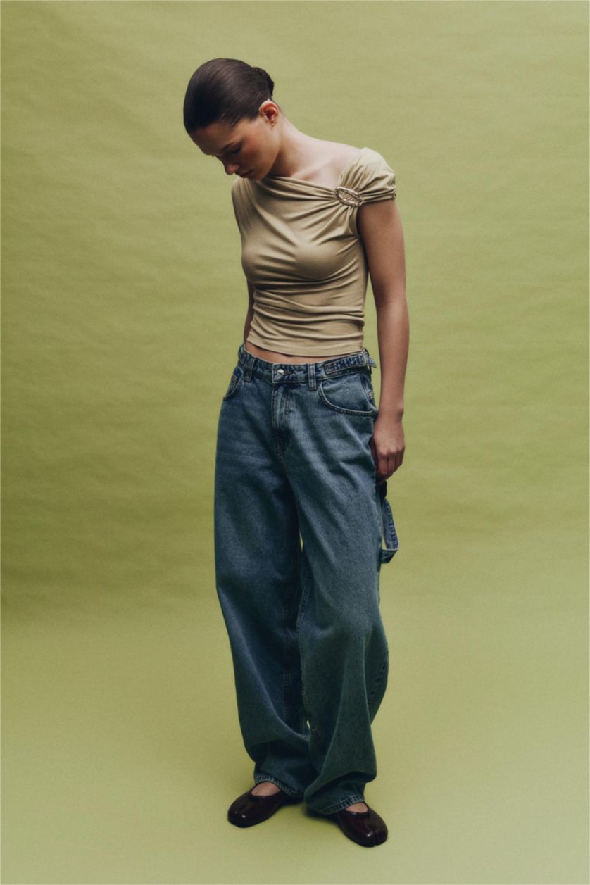 نساء زيتوني Slim Fit Boat Neck Buckle Detail T-Shirt