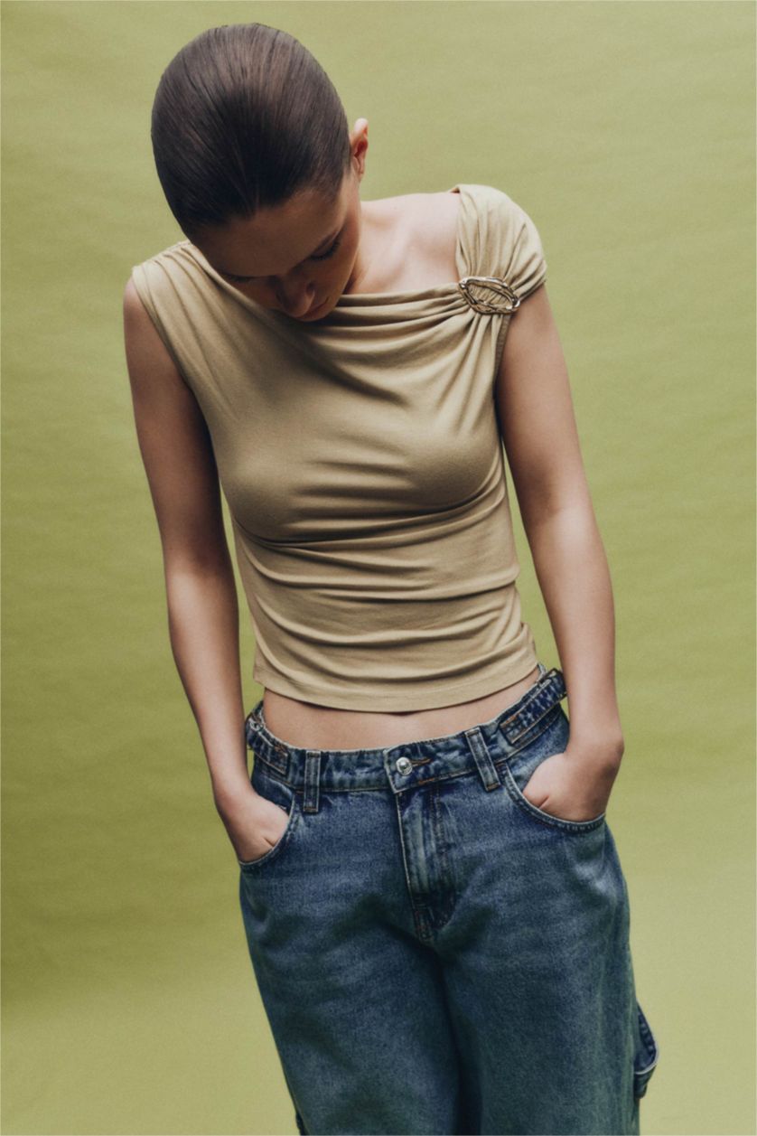 نساء زيتوني Slim Fit Boat Neck Buckle Detail T-Shirt