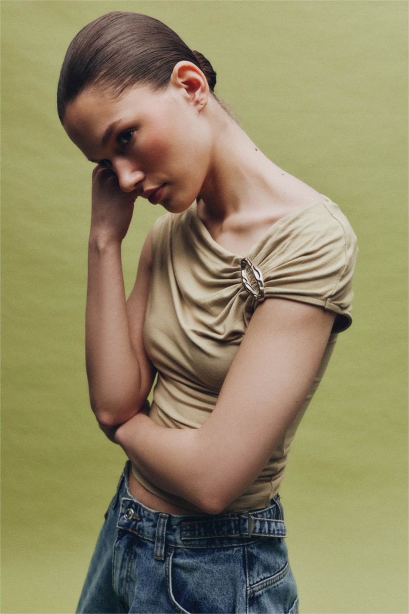 نساء زيتوني Slim Fit Boat Neck Buckle Detail T-Shirt