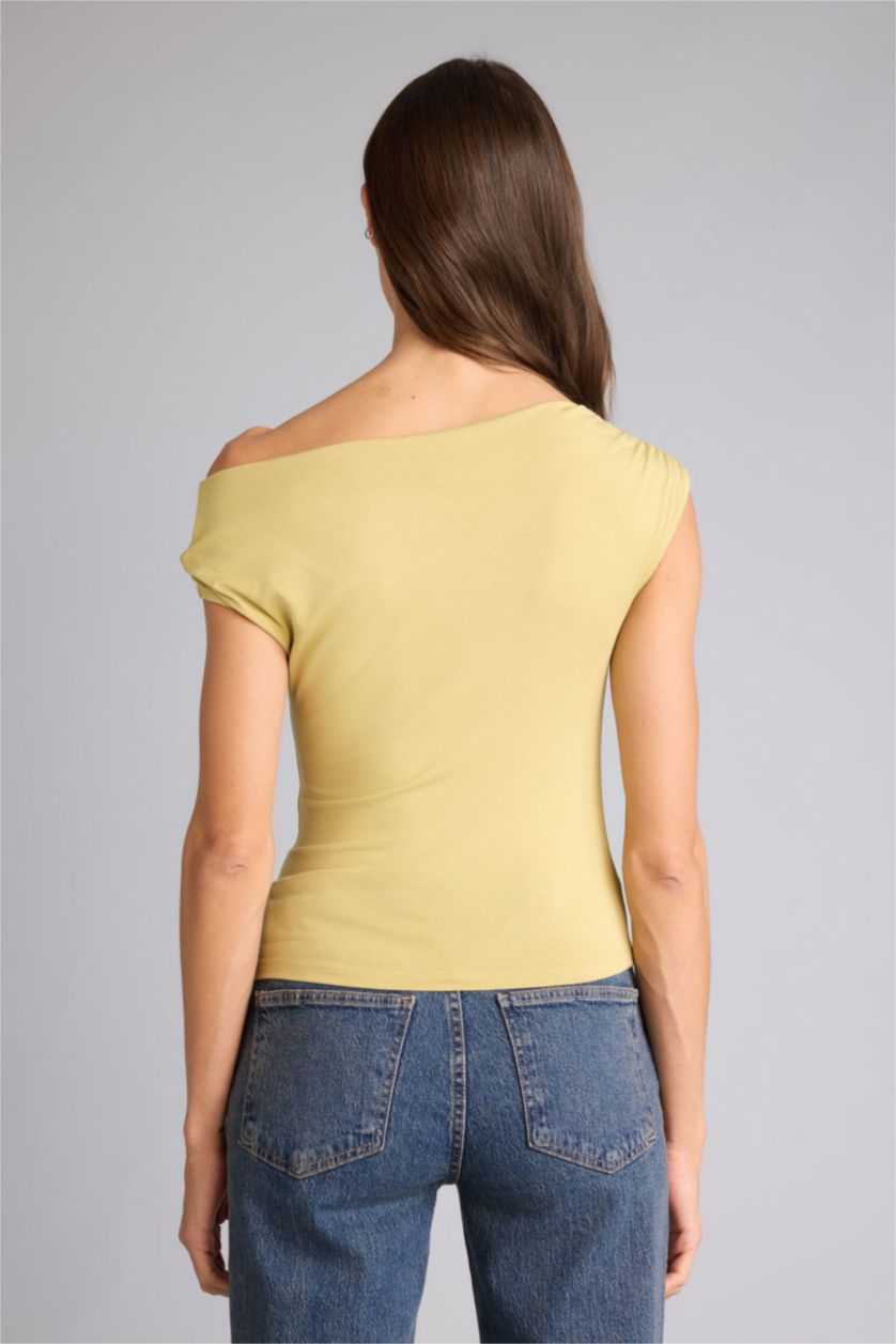 Kadın Zeytin Yeşili Slım Fıt Kayık Yaka Toka Detaylı Tişört