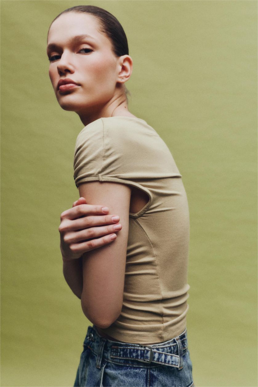 نساء زيتوني Slim Fit Boat Neck Buckle Detail T-Shirt