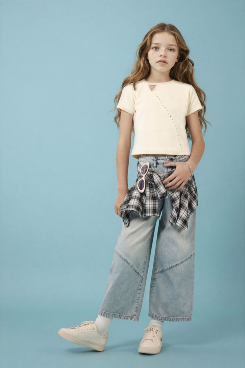 بنات بيج فاتح تيشيرت نص كم مضلع قصة عادية