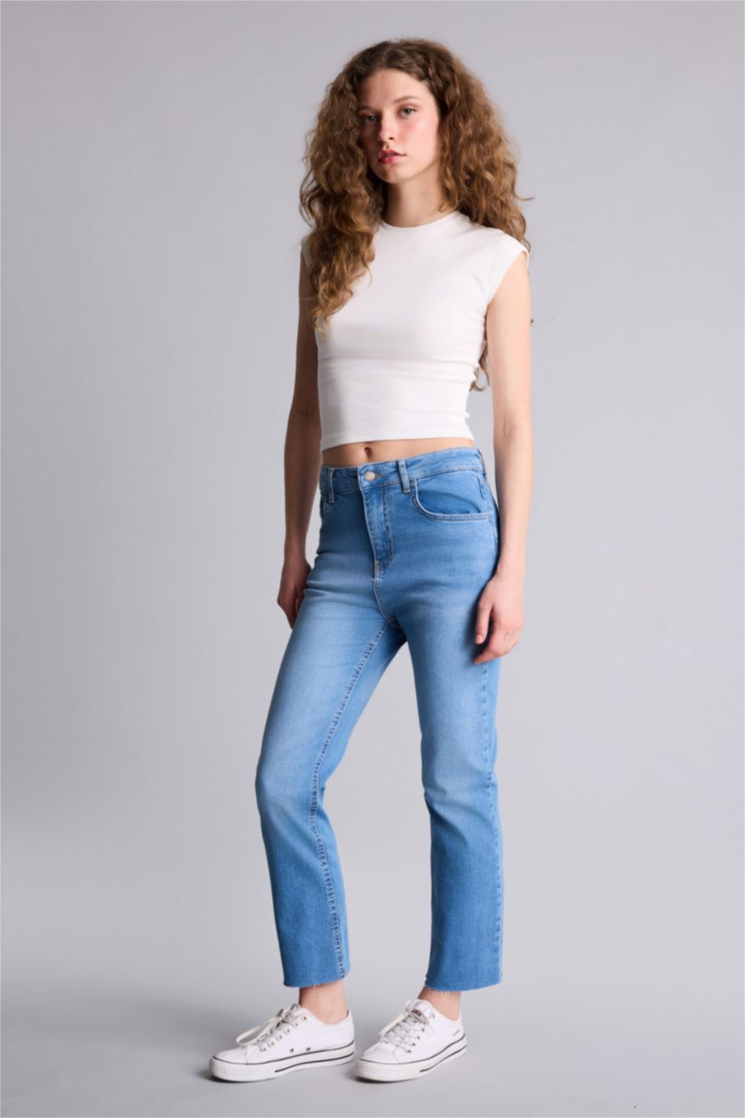 Kadın Açık Mavi Crop Flare Fıt Yüksek Bel Kısa Paça Bilek Boy Jean Yıkamalı Pantolon