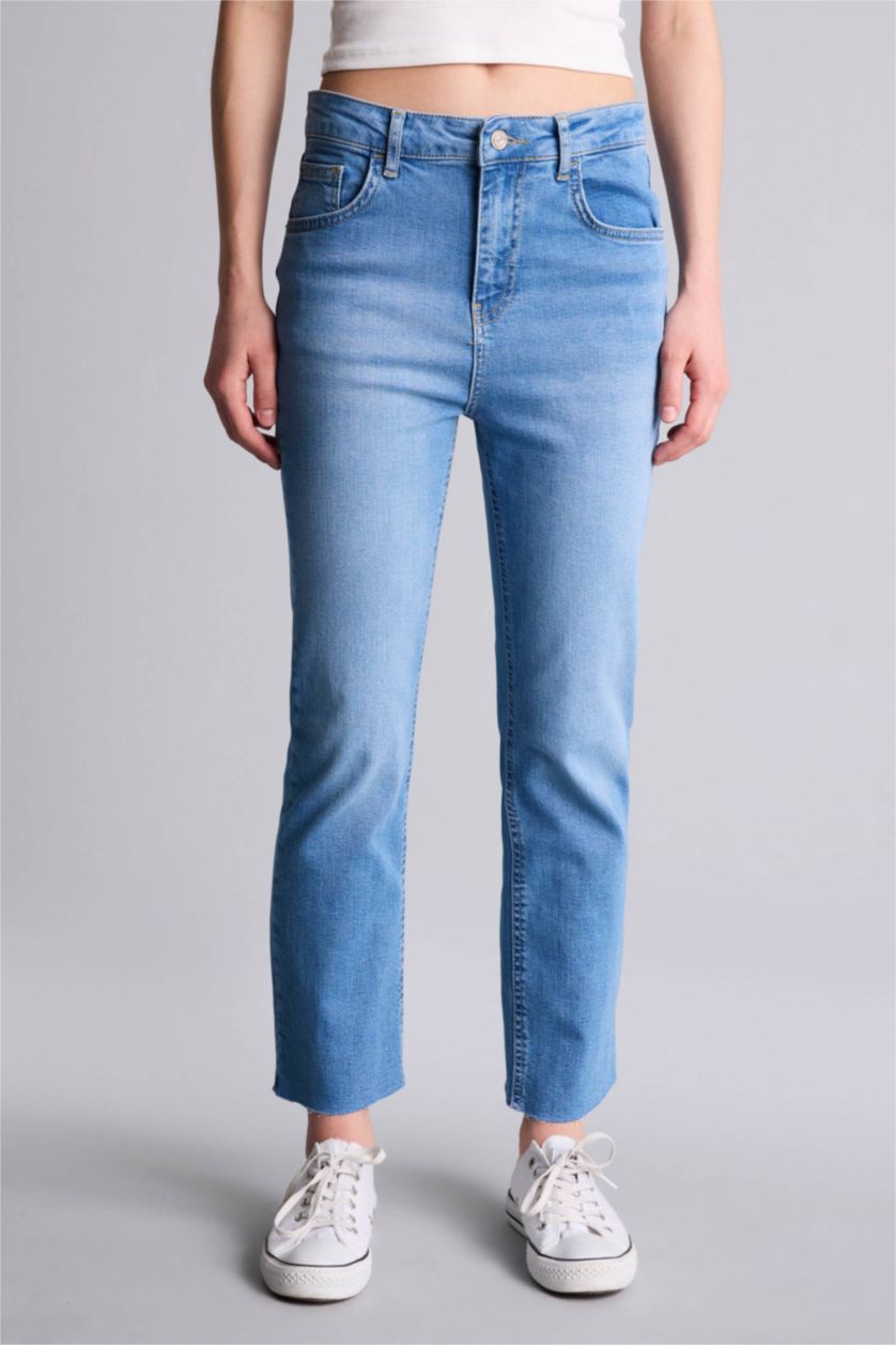 Kadın Açık Mavi Crop Flare Fıt Yüksek Bel Kısa Paça Bilek Boy Jean Yıkamalı Pantolon