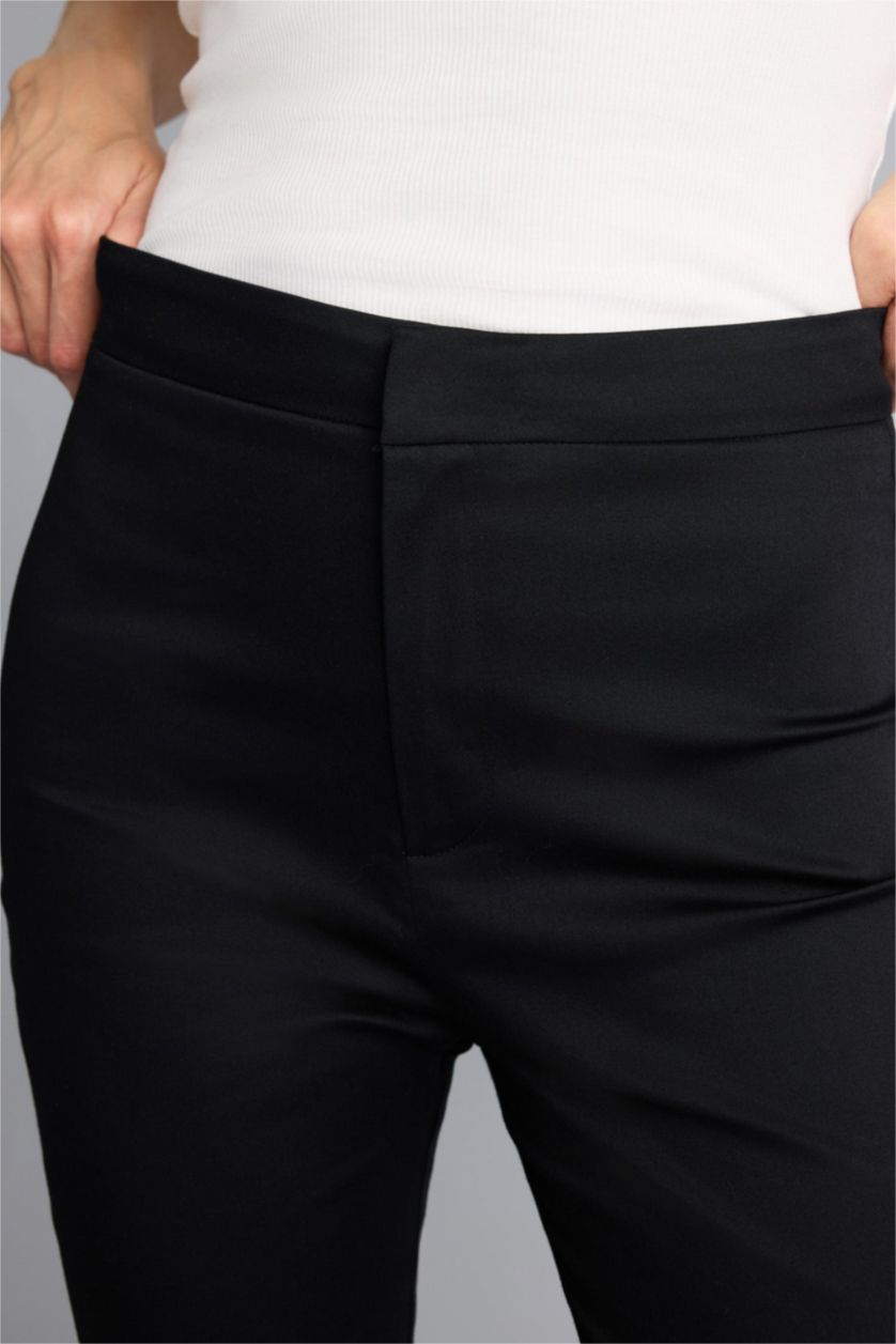 Woman Black Regular Waist Straight Leg Satin Capri Pants