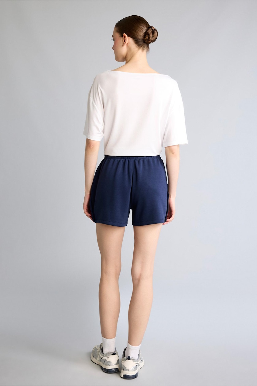 نساء كحلي Standard Fit Navy Blue Modal Crop Fit Shorts
